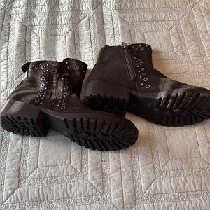 Stylish Black Heeled Boots with Eyelet Detail